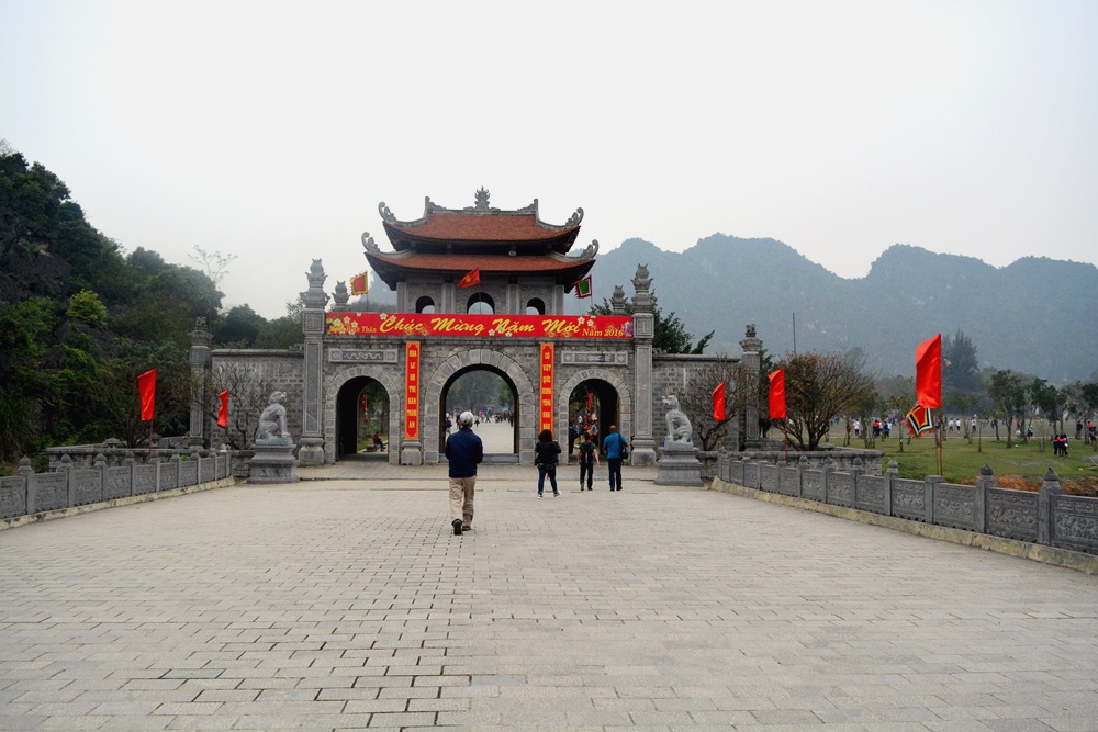 HOA LU TRAVEL GUIDE